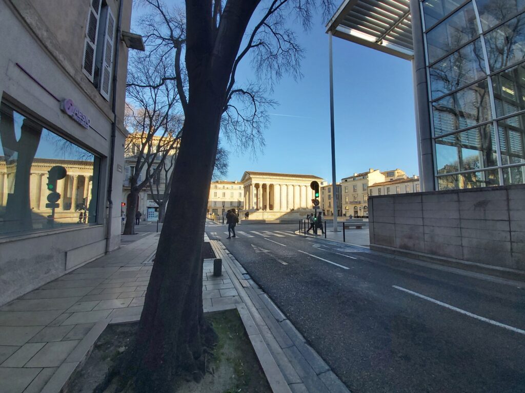 Nîmes - Maison Carrée vue du Carré d'Art